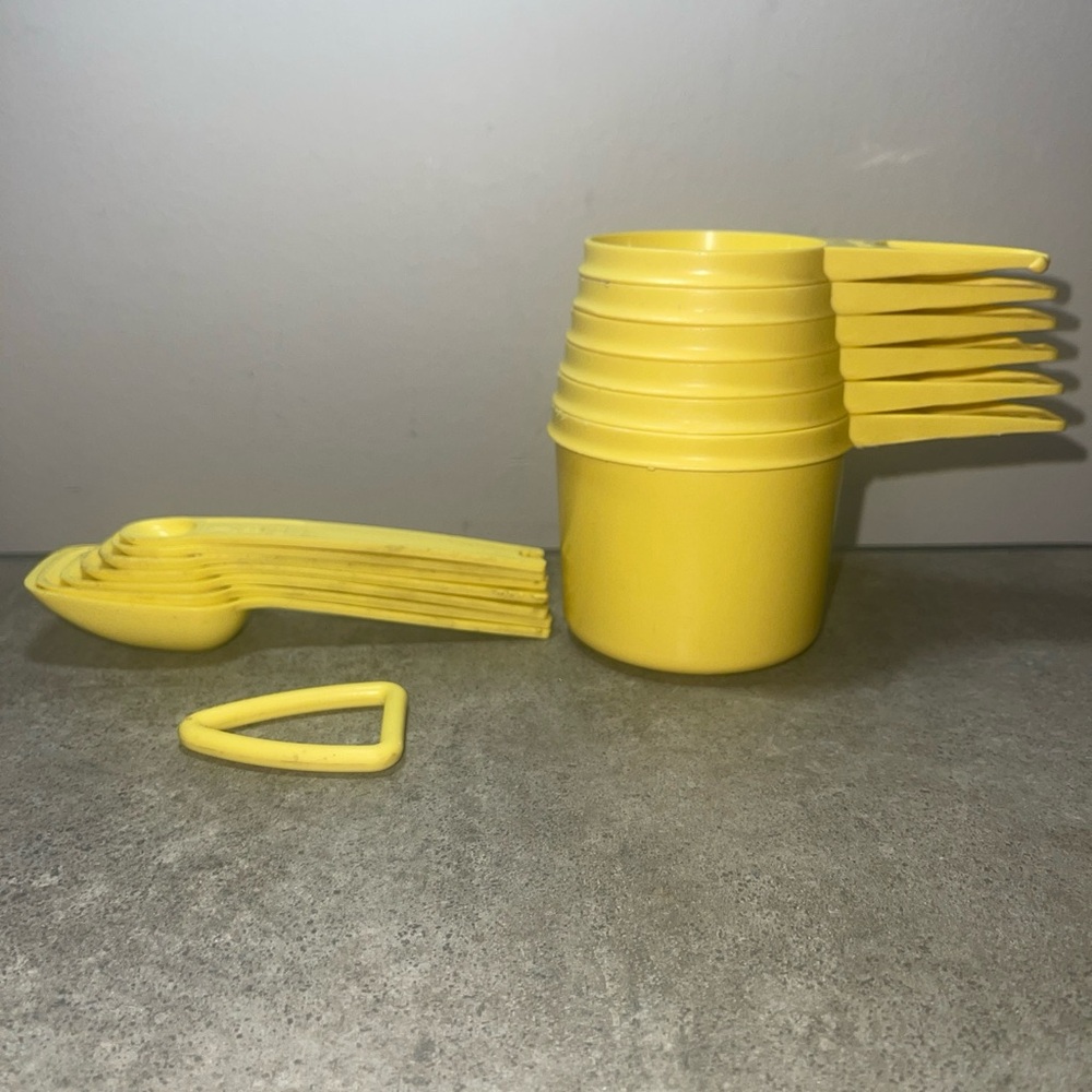 Vintage Tupperware USA- 6 Measuring Cups & 7 Spoons Set & Ring Yellow